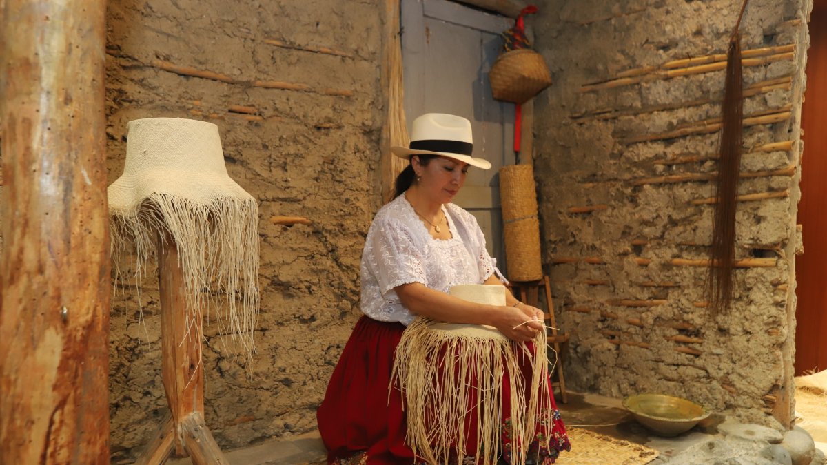 Una artesana que elabora sombreros de paja toquilla en Cuenca.