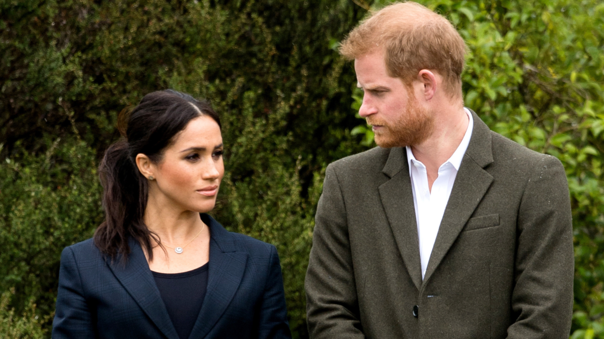 Meghan y Harry llegan a Reino Unido con sus títulos en suspenso y como personas privadas.