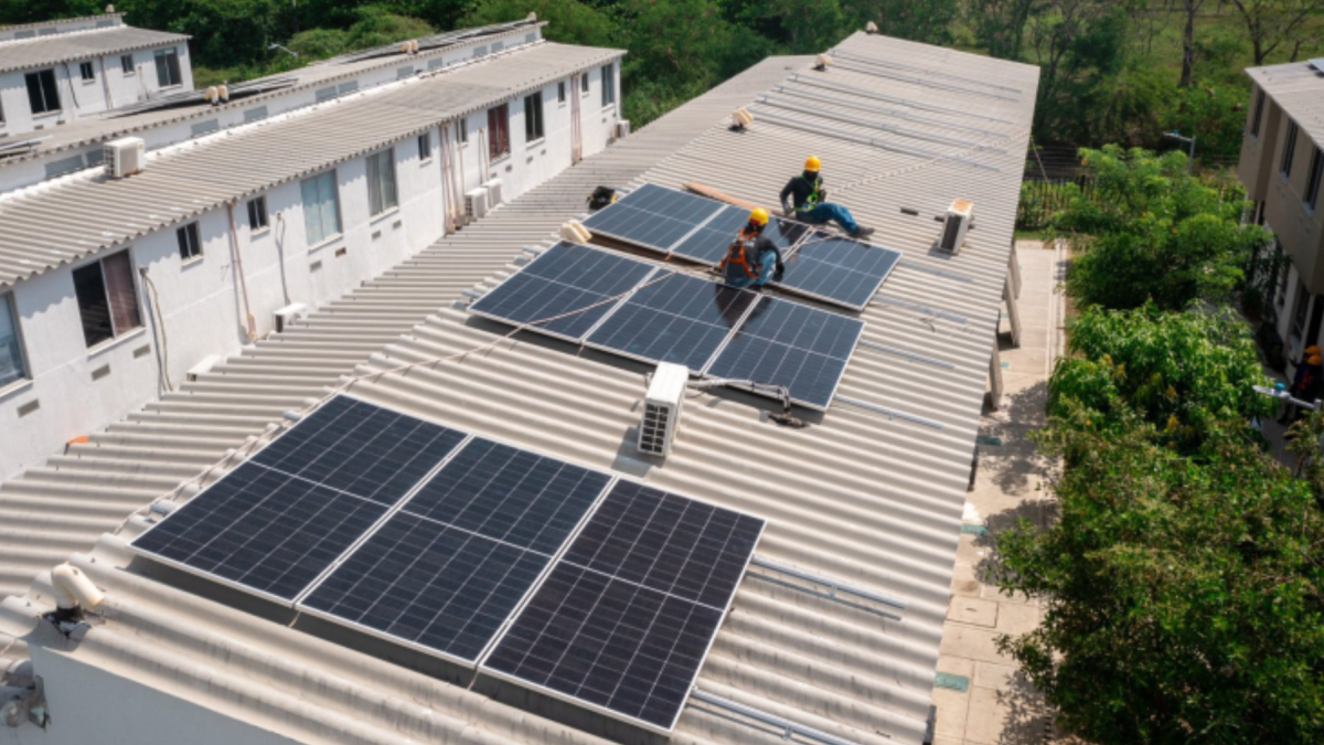 Trabajadores instalan paneles solares como parte de las medidas de ahorro energético frente al fenómeno de El Niño.