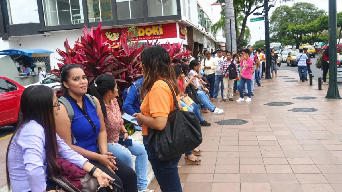 Un grupo de jóvenes hicieron fila días atrás en la calle Víctor Emilio Estrada, para entregar su hoja de vida y conseguir trabajo. La fila fue de dos cuadras