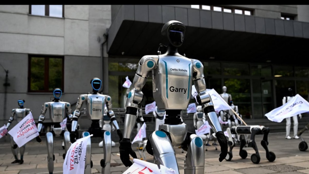 Robots participaron en una manifestación en Polonia para pedir regulación sobre el uso de inteligencia artificial.”