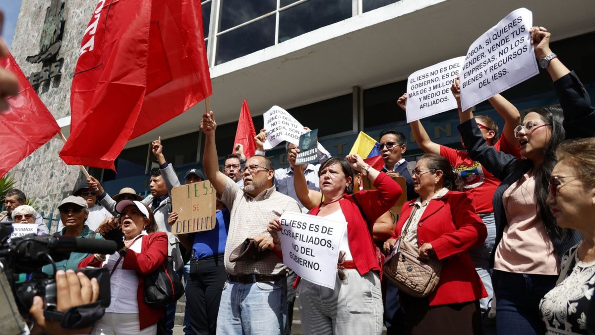 Manifestantes se concentraron en los exteriores de la Caja del Seguro Social, en Quito, para rechazar la posible venta de bienes del IESS.
