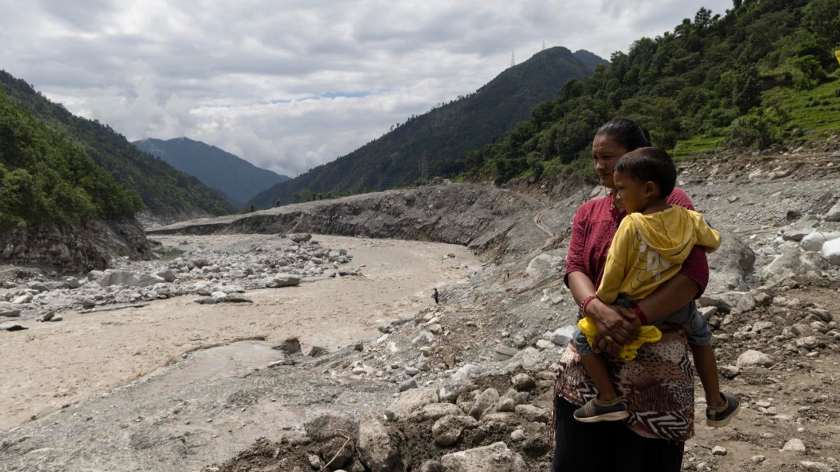 Habitantes de la zona se reúnen mientras equipos de rescate del ejército nepalí buscan supervivientes en el túnel del proyecto hidroeléctrico Trishuli-3A el 4 de septiembre de 2026.
