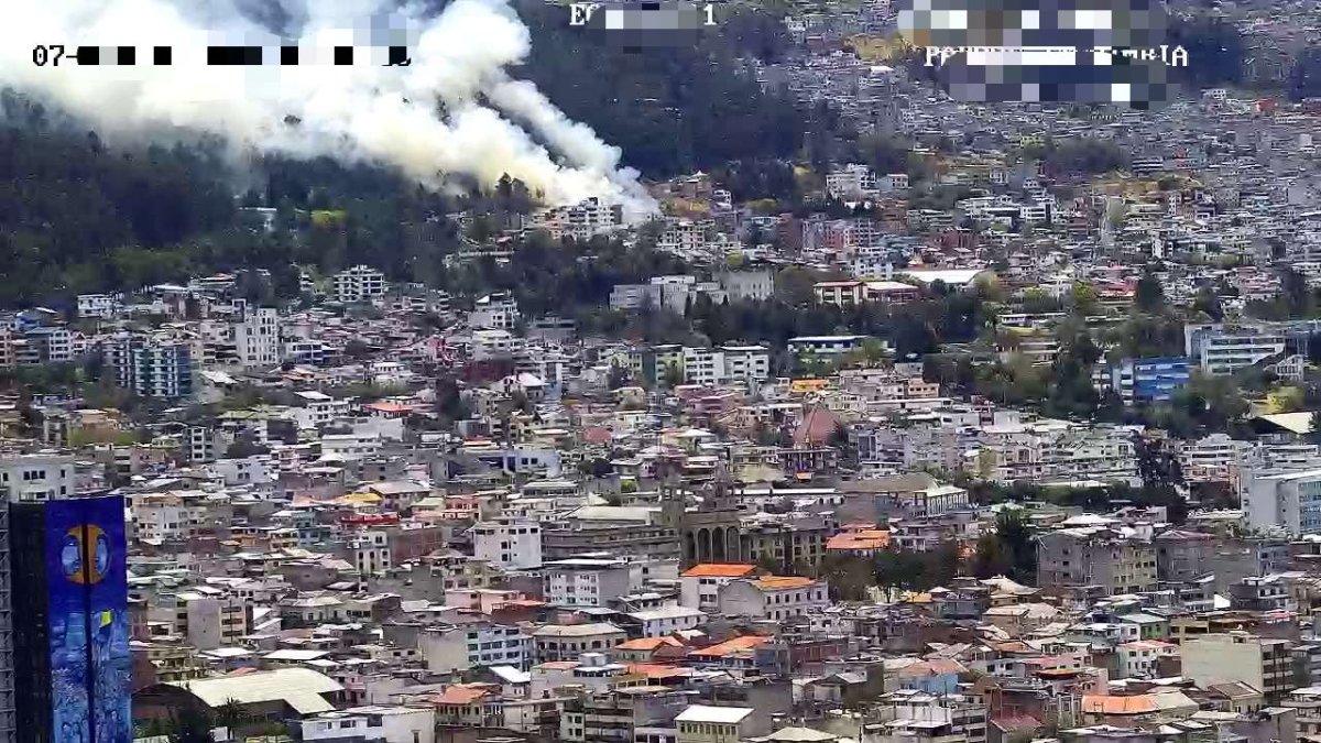Un incendio forestal se registra este 7 de septiembre en la avenida Mariscal Sucre y La Gasca.
