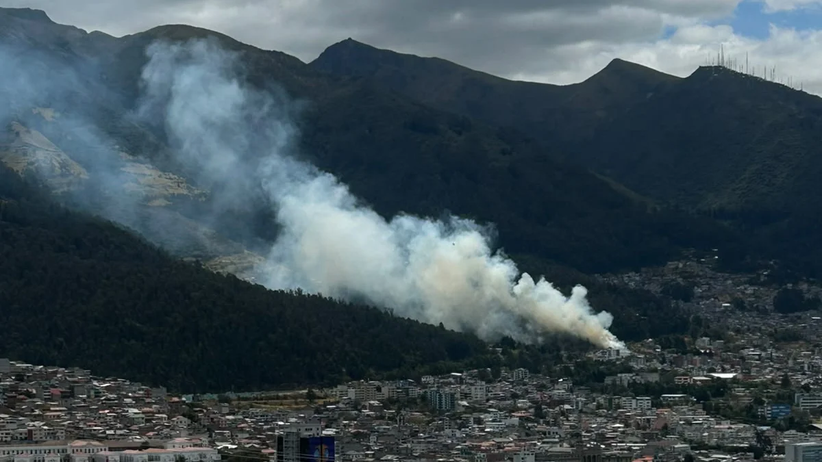 La columna de humo se divisó desde varios sectores del norte de Quito.