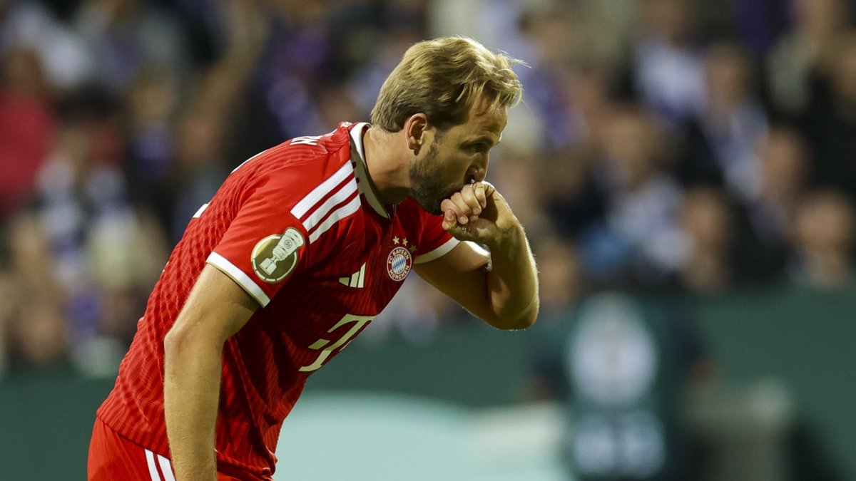 OHarry Kane, del Bayern Múnich, celebra después de marcar el gol del empate 1-1 durante el partido de primera ronda de la Copa de Alemania (DFB-Pokal) entre el VfL Osnabrück y el Bayern Múnich.