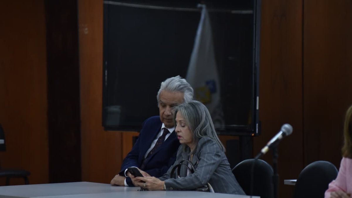 El expresidente Lenín Moreno y su esposa, Rocío González, en la audiencia de suspensión condicional de la pena del caso Sinohydro.