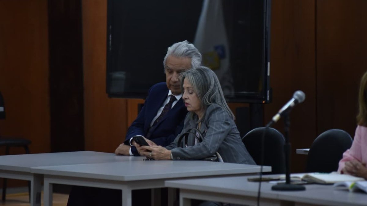 El expresidente Lenín Moreno y su esposa, Rocío González, en la audiencia de suspensión condicional de la pena del caso Sinohydro.