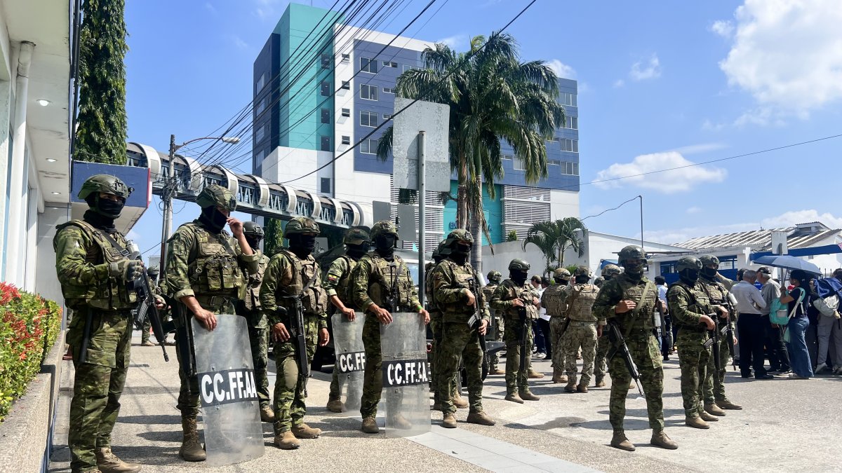 El pasado 8 de julio de 2026, el alcalde de Guayaquil, Aquiles Álvarez fue trasladado al Hospital Alcívar; el lugar estuvo resguardado por personal militar.