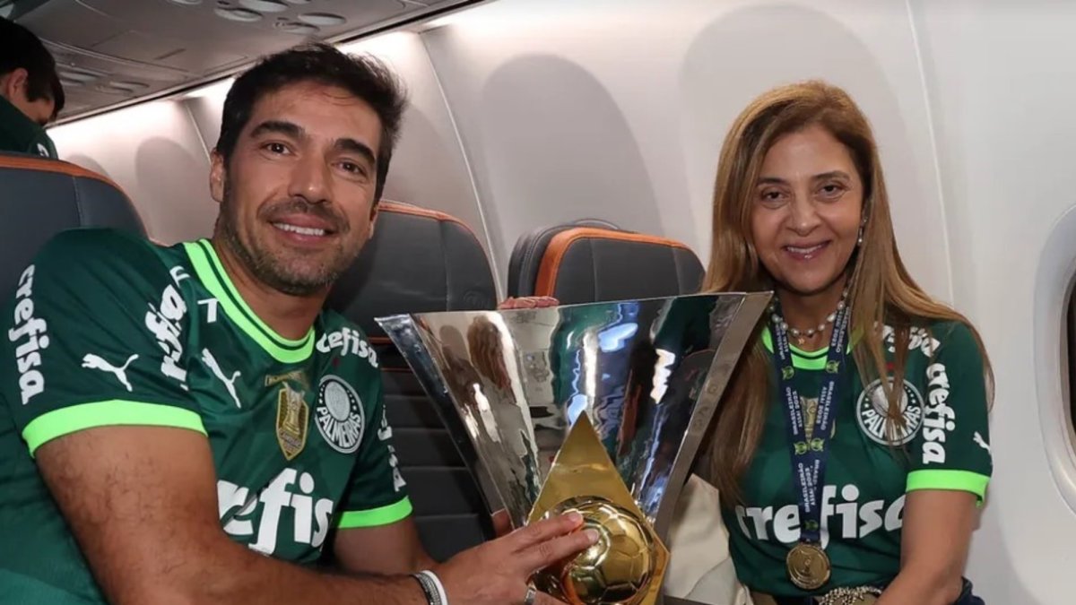 Leila Pereira (d), presidenta de Palmeiras, en la consecución de uno de los títulos brasileños. Junto a ella el DT Abel Ferreira.
