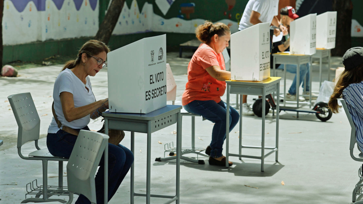 Personas ejerciendo su derecho al voto.