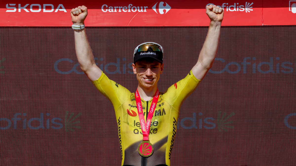 El británico del Visma Lease a Bike Matthew Brennan celebra en el podio la victoria conseguida en la 16 etapa de la Vuelta.