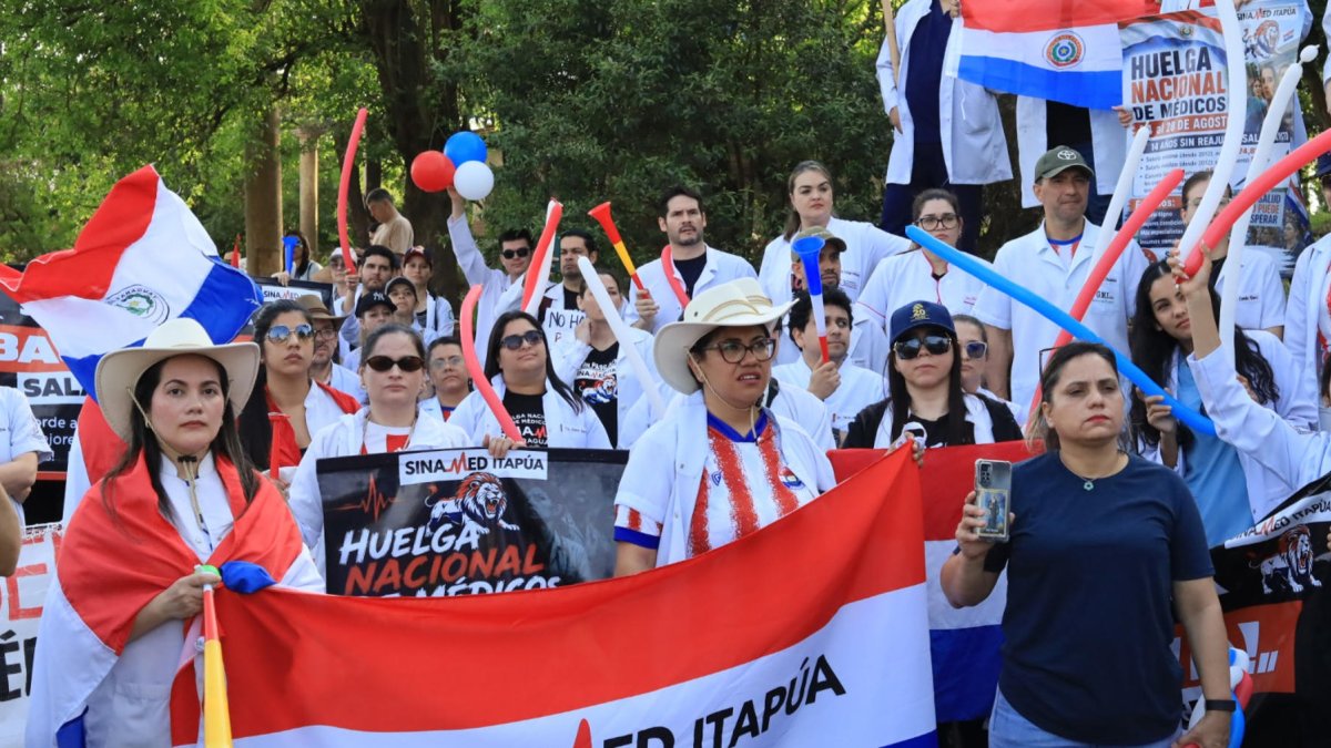 Un grupo de médicos paraguayos del sector público, durante una jornada de protestas al final de un paro nacional de dos días, en Cambyretá (Paraguay)