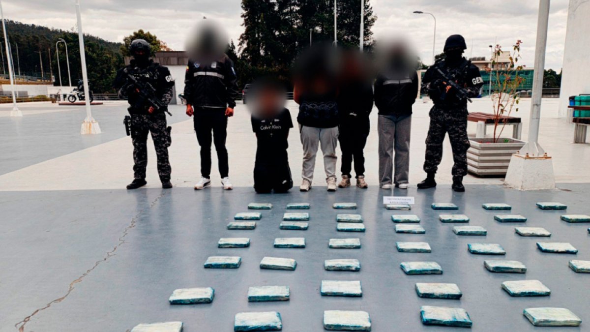 Tres personas fueron detenidas durante un operativo antidrogas en Quito, tras localizar 59 kilos de sustancias que serían comercializadas mediante falsos deliverys.
