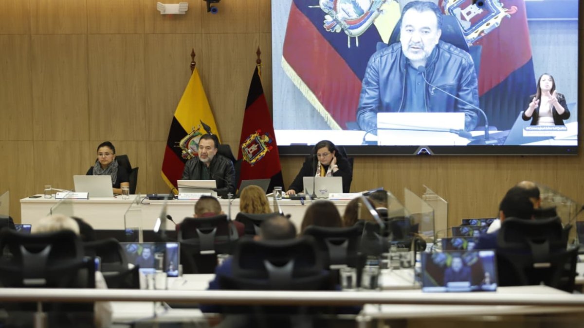 El alcalde, Pabel Muñoz, presidió la sesión para debatir la ordenanza sobre el incremento de la tarifa de bus este 8 de septiembre.