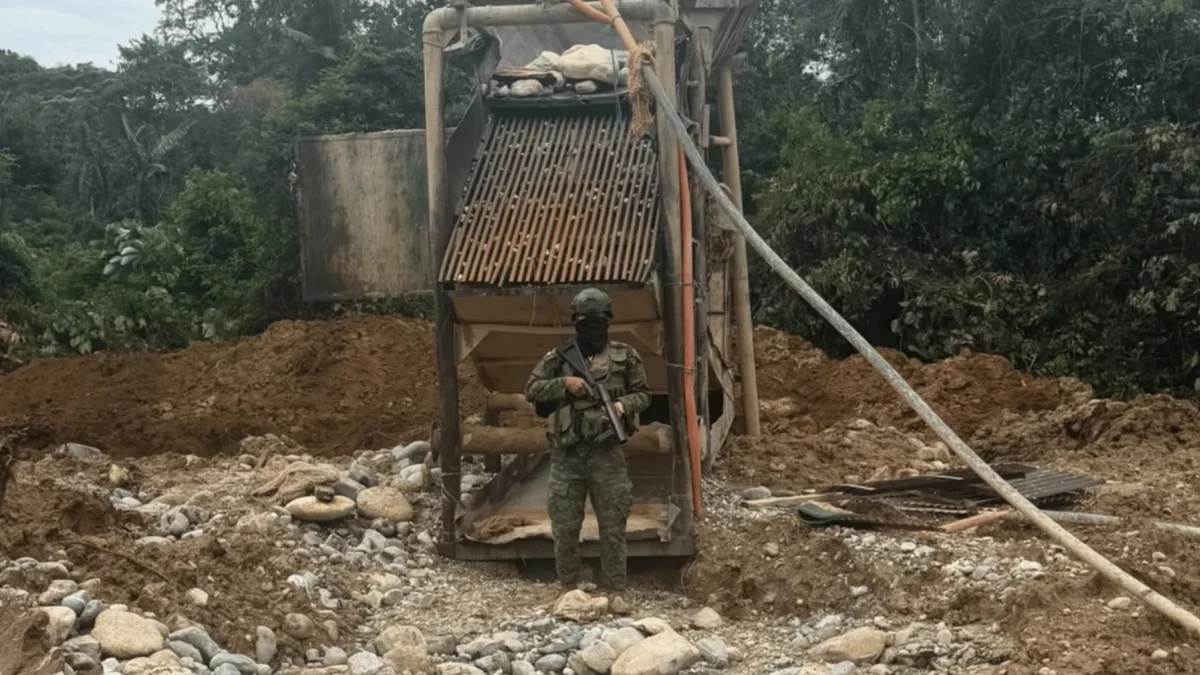 El Ejército Ecuatoriano realizó operaciones militares en los cantones Arosemena Tola (Napo) y Mera (Pastaza), orientadas a neutralizar actividades de minería ilegal.