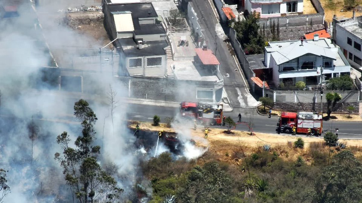 Bomberos trabajan en la contención del incendio forestal registrado este 8 de septiembre en el sector de Mastodontes, en Quito.