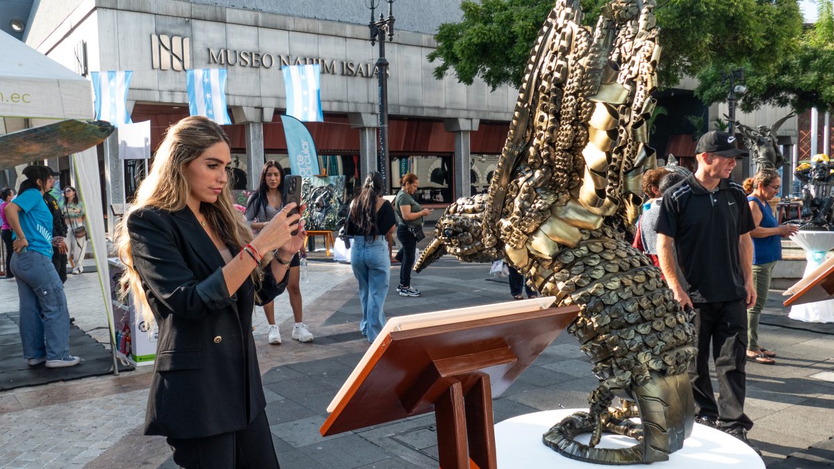 Neumáticos y otros residuos se transforman en obras de arte en Guayaquil.