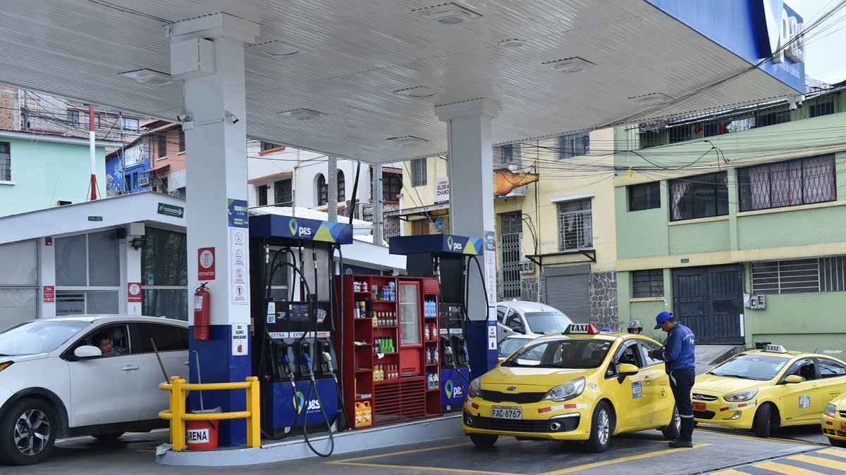 El presidente Daniel Noboa anunció una nueva reducción de tres centavos por galón en la gasolina Extra, Ecopaís y el diésel.