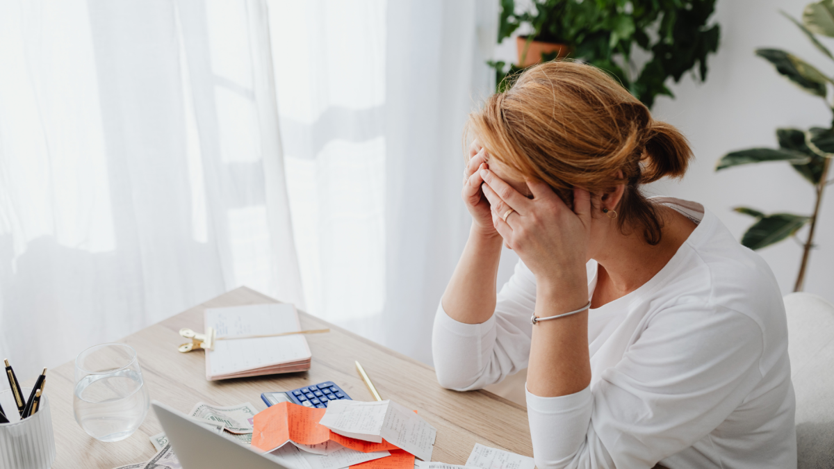 La desigualdad laboral y de ingresos incrementa la vulnerabilidad financiera de las mujeres en Ecuador.