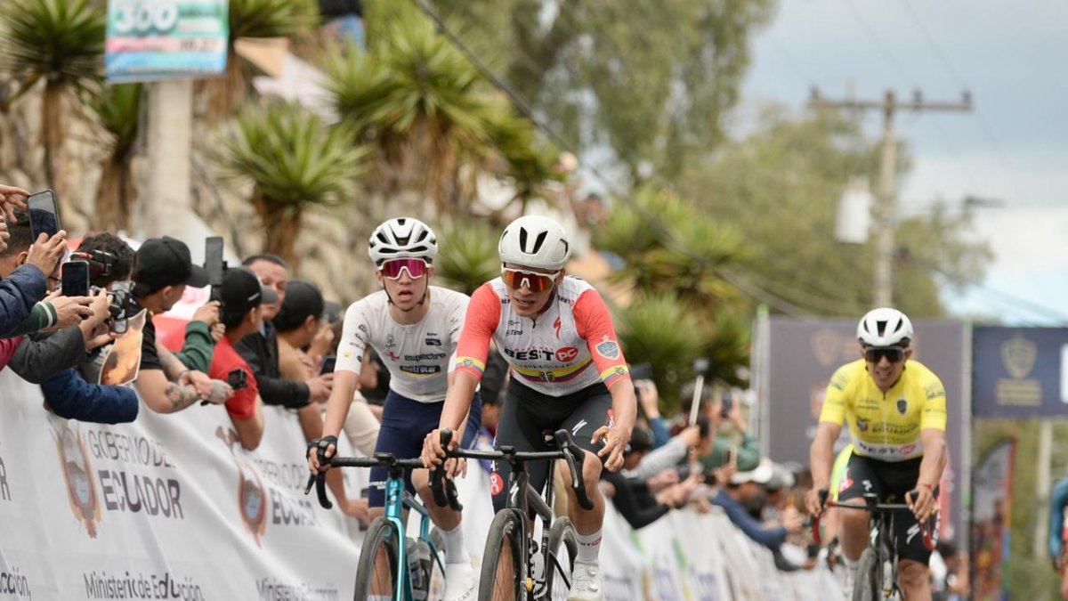 El ciclista Kevin Navas (c) se hizo de la segunda etapa de la Vuelta al Ecuador