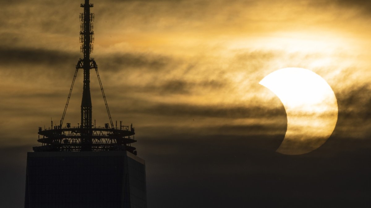 Un eclipse solar parcial se alza sobre el One World Trade Center en Nueva York, Nueva York, EE. UU., el 10 de junio de 2021 (reedición del 7 de septiembre de 2026).
