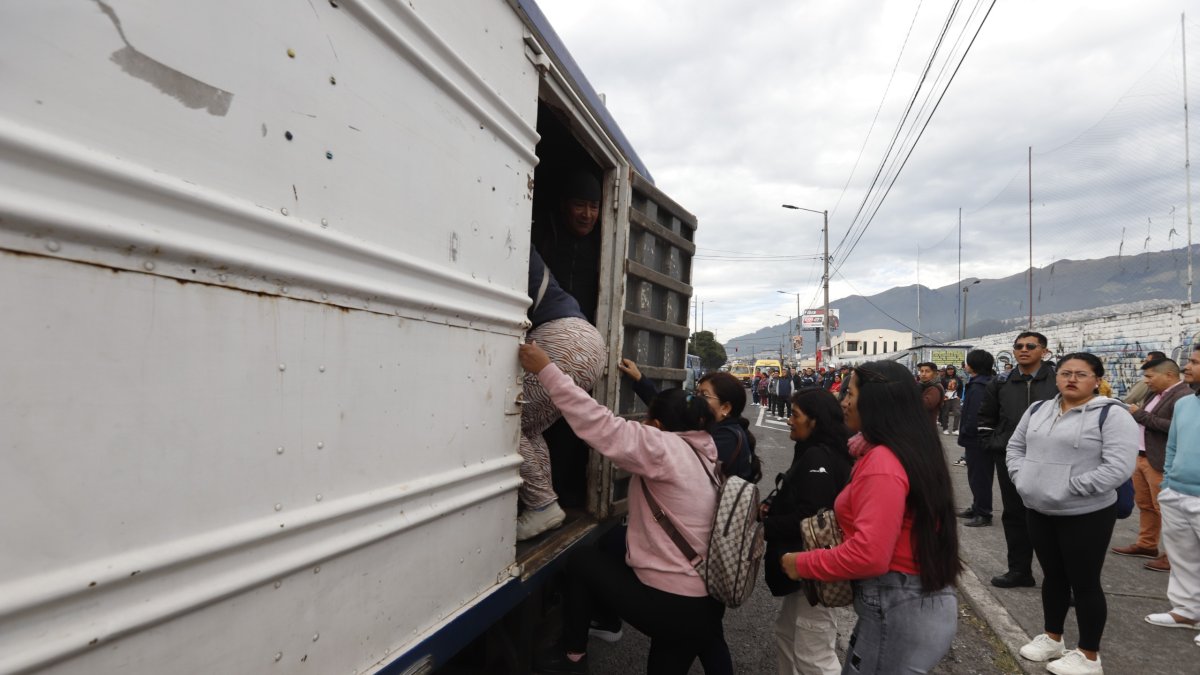 El pasado 5 de mayo, el paro de buses obligó a cientos de quiteños a utilizar camiones y otros medios alternativos.