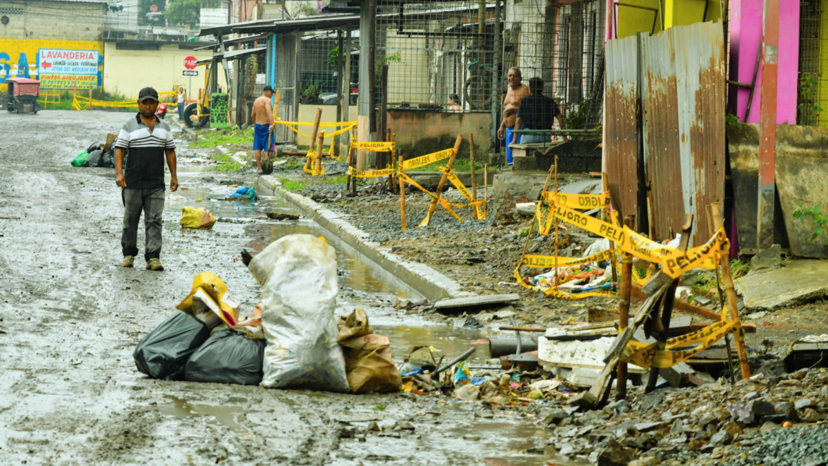 La acumulación de basura en canales de drenaje y alcantarillas puede dificultar la evacuación del agua durante lluvias intensas en Guayaquil.