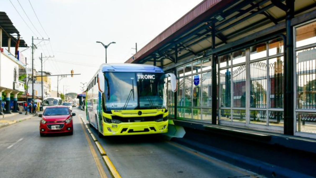 Bus de la Metrovía circula por un tramo con carril compartido en Guayaquil.