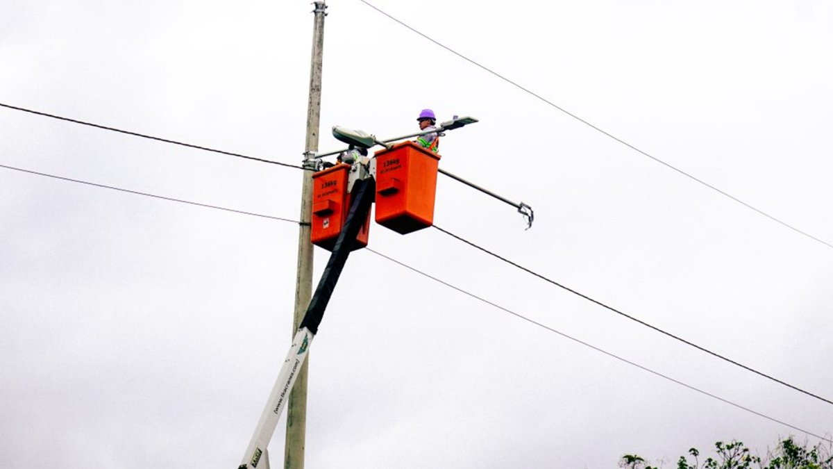 Personal técnico de CNEL realiza el cambio de las luminarias en un tramo de la vía a la costa.