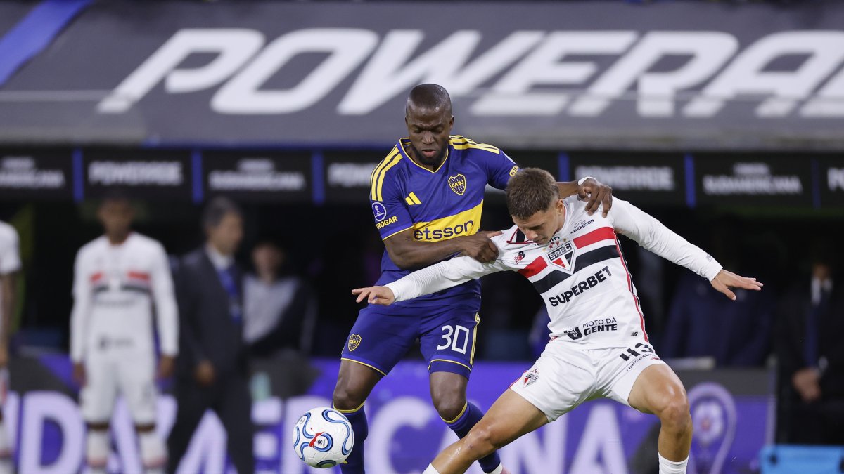 Enner Valencia (i) de Boca Juniors disputa el balón con Gustavo Domingos de Sao Paulo.