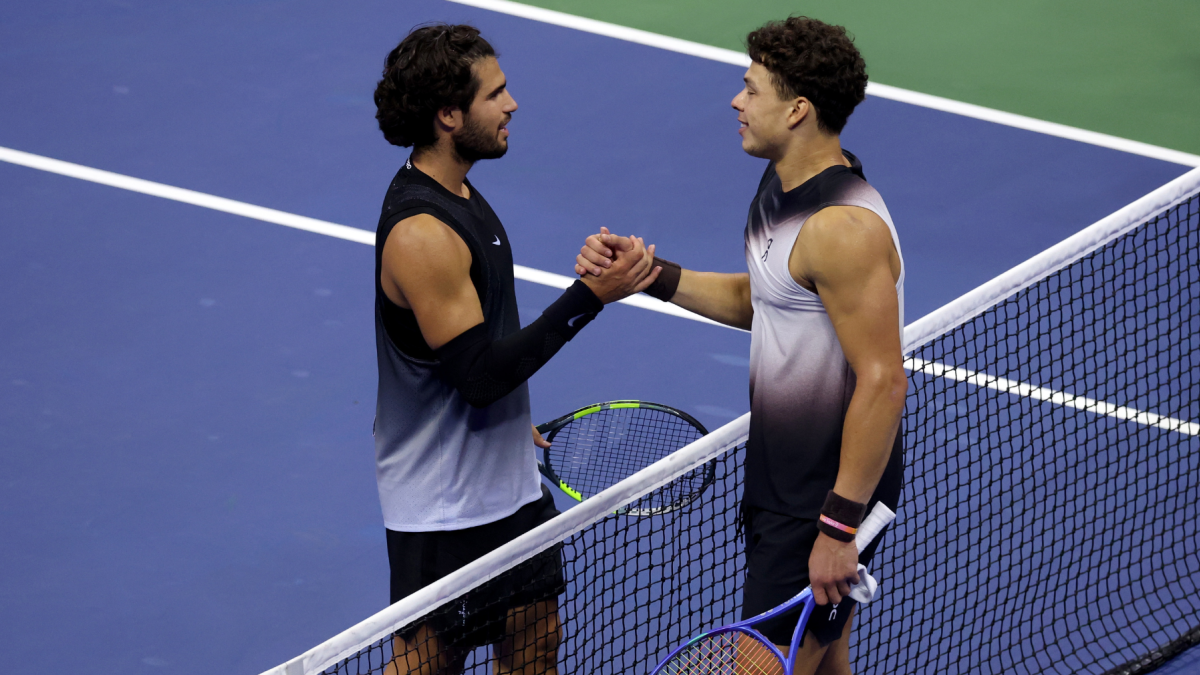 El español Carlos Alcaraz (i) felicita al estadounidense Ben Shelton (d) por su victoria en los cuartos de final del Abierto de Estados Unidos.