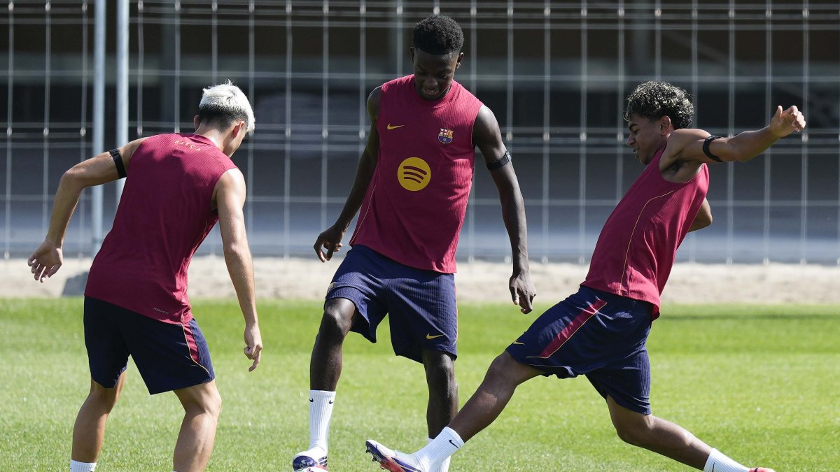 Los jugadores del FC Barcelona Pedro González 'Pedri' (i), Jesse Bisiwu (c) y Lamine Yamal (d) durante el entrenamiento.