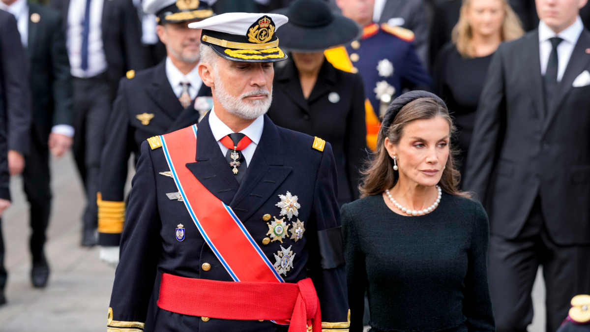 Felipe y Letizia de España acompañan el féretro del rey Harald V de Noruega, desde el Palacio hasta la Catedral de Oslo.
