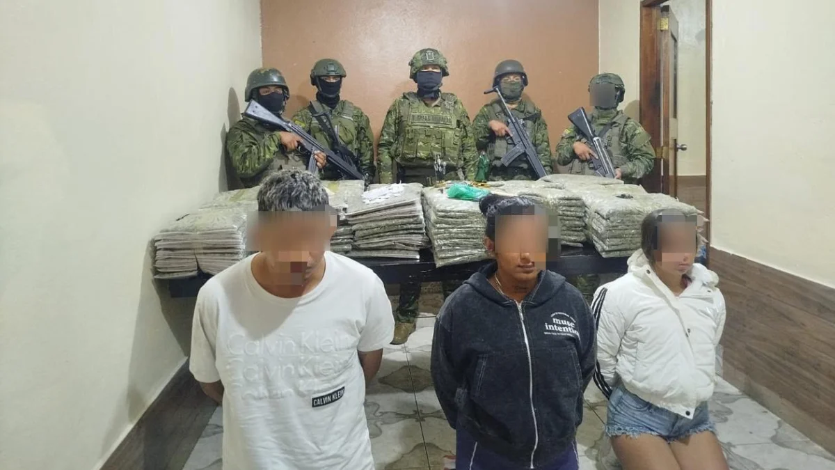 Dos mujeres y un hombre fueron aprehendidos en el operativo en Alangasí, al oriente de Quito.