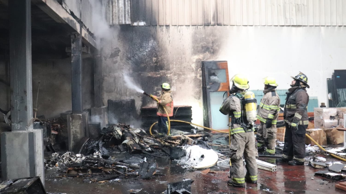 Los bomberos controlaron el incendio registrado en una bodega de una planta procesadora de café, en el norte de Guayaquil.