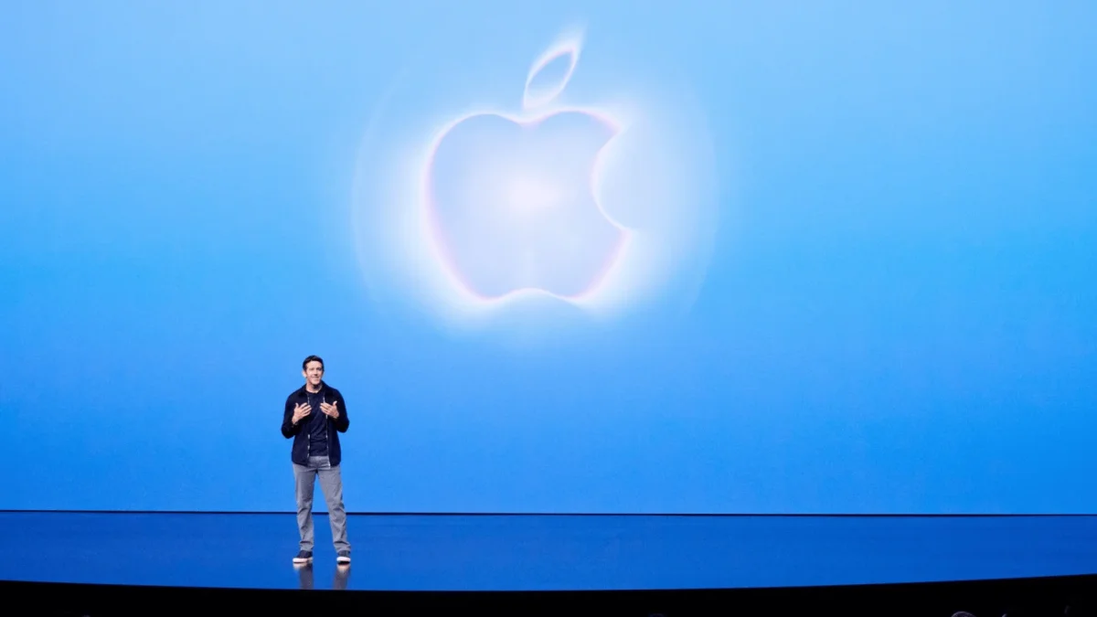 El director ejecutivo de Apple, John Ternus, habla durante el evento especial de Apple en el Steve Jobs Theater, en Apple Park.