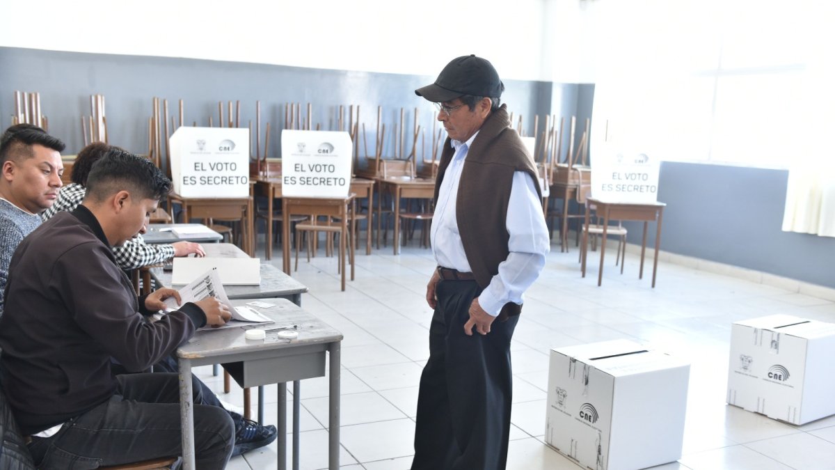 El CNE habilitó varios canales para que los electores consulten su recinto y junta electoral.