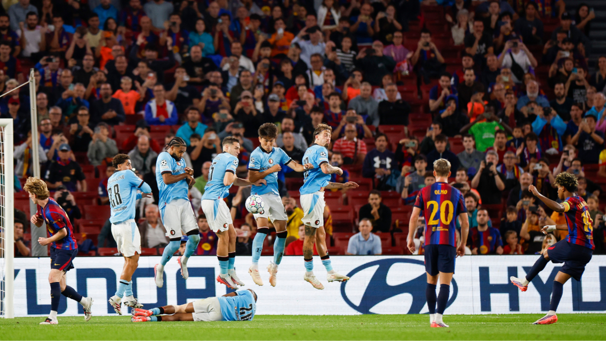 El delantero del FC Barcelona Lamine Yamal (d) dispara a puerta para marcar el cuarto gol de su equipo.