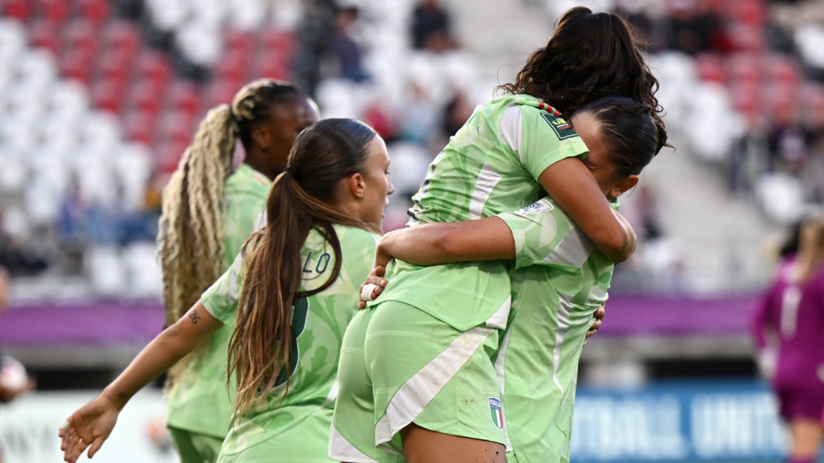 Italia celebra su clasificación a los octavos de final.