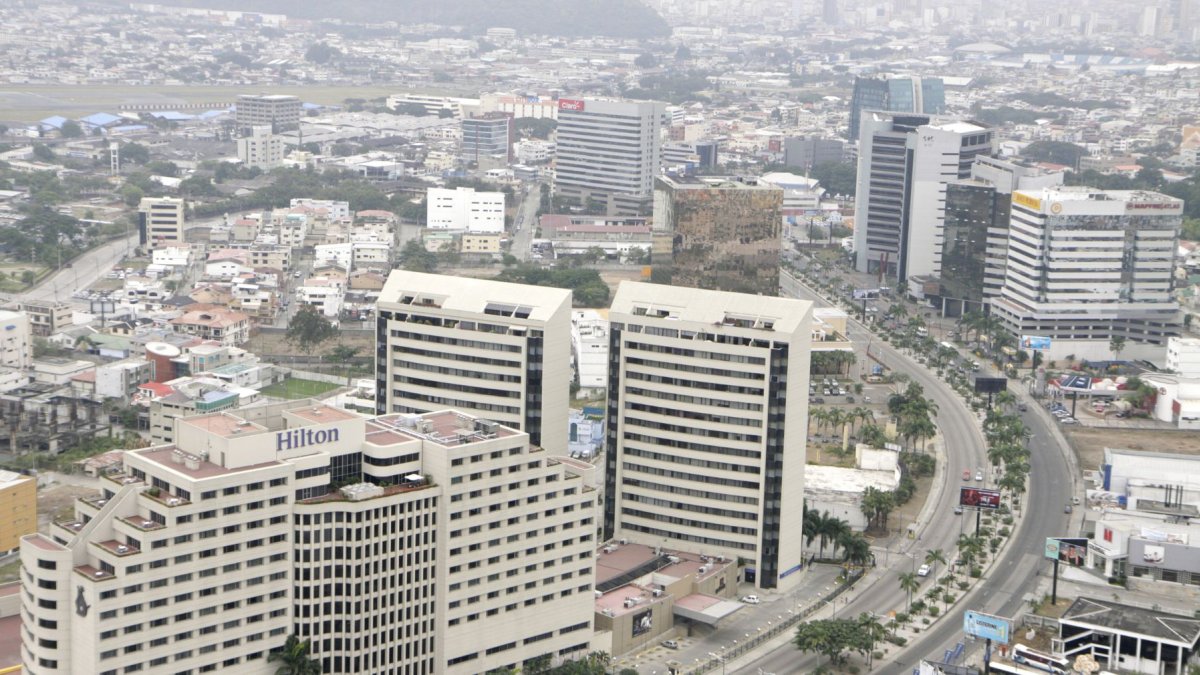 Primero se debe planificar el desarrollo de la ciudad y articularla con su entorno circundante, fortaleciendo la coordinación entre las instituciones y promoviendo la participación ciudadana.