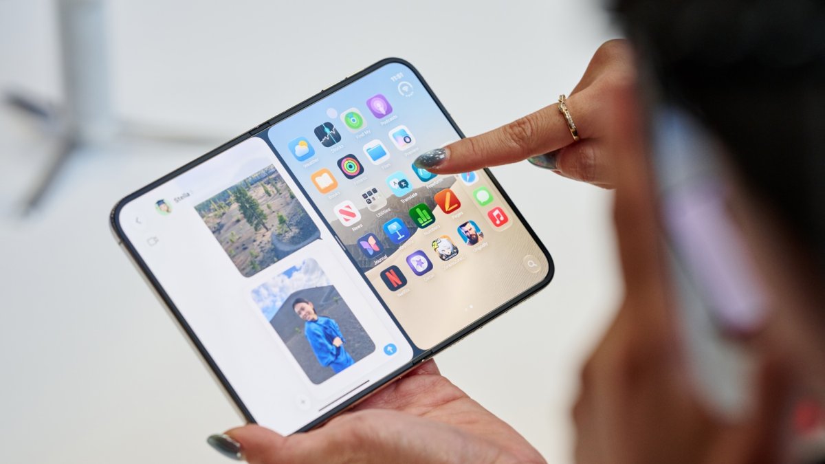 El iPhone Duo plegable de Apple se presenta durante el evento especial de la compañía en el Steve Jobs Theater, en Apple Park (Cupertino).