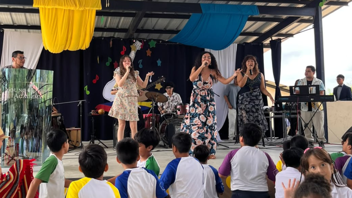 La agrupación Yatáalé, conformada por estudiantes universitarios, lleva sus temas inéditos a los colegios de Guayaquil.