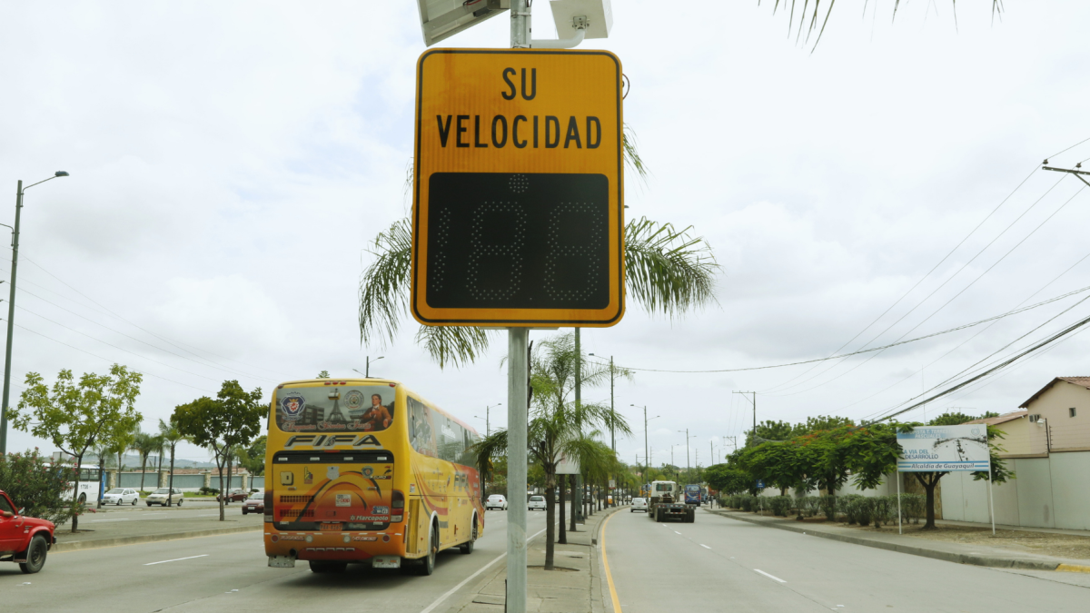 El control de velocidad busca reducir los riesgos en las vías, pero su aplicación requiere radares confiables, límites adecuados y controles transparentes.