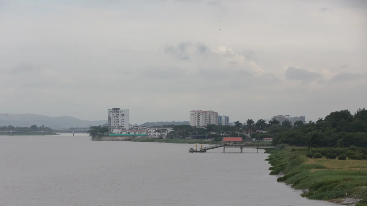 El río Guayas forma parte del paisaje de La Puntilla, pero todavía está poco integrado a la movilidad y la vida urbana.