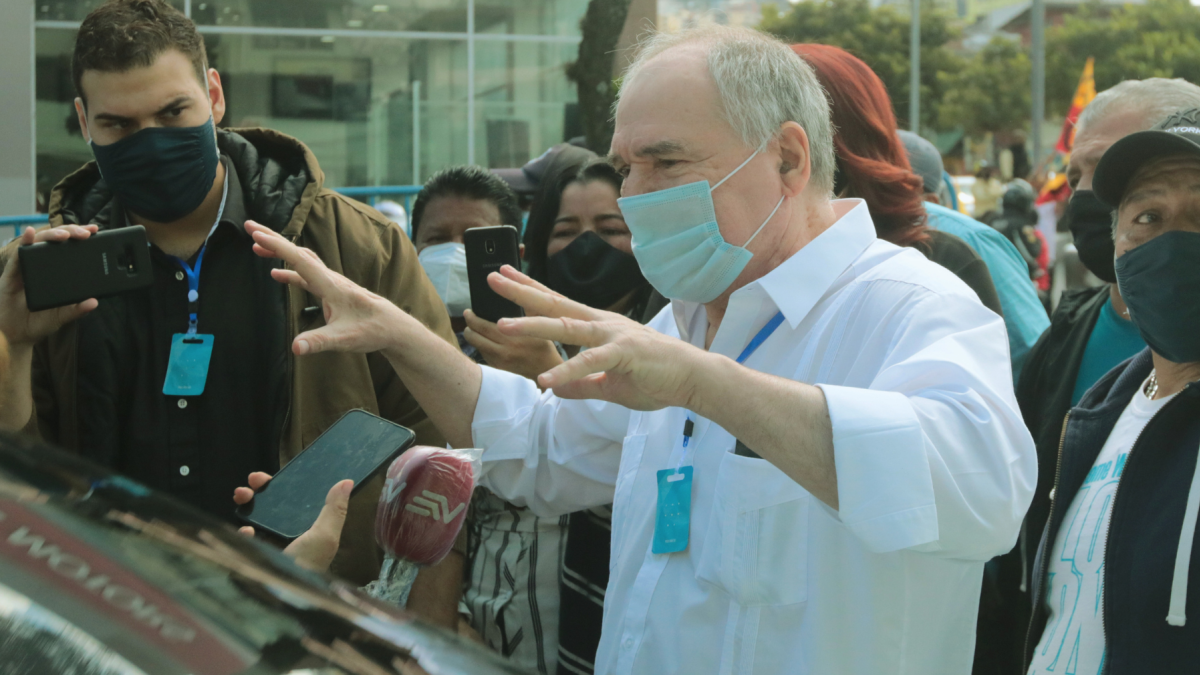 Abdalá Bucaram espera su sentencia en una clínica.