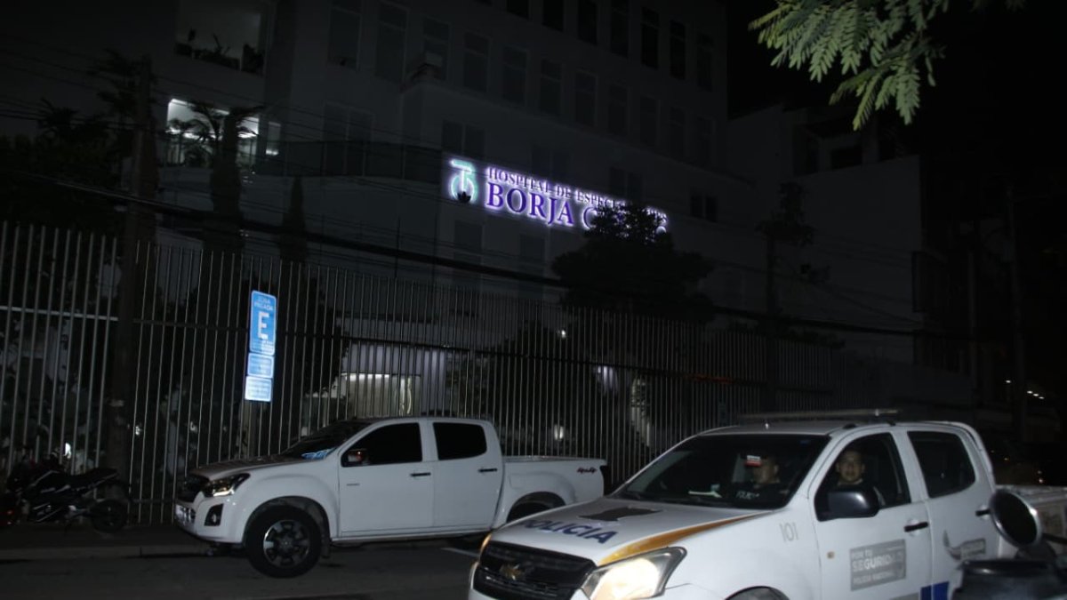 Exteriores de la clínica Borja, donde Abdalá Bucaram está conectado para la lectura de sentencia