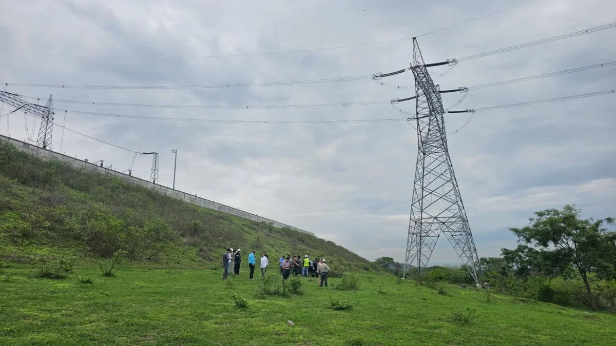 Representantes de varias empresas recorrieron en enero los sitios donde se construirán las obras de la interconexión eléctrica Ecuador-Perú.