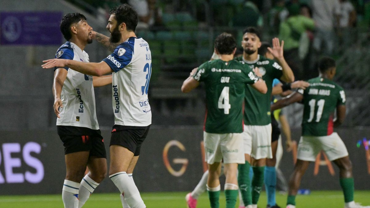 Jugadores de Liga de Quito se abrazan luego de caer solo por un gol ante Palmeiras, en la ida de los cuartos de final de Copa Libertadores.