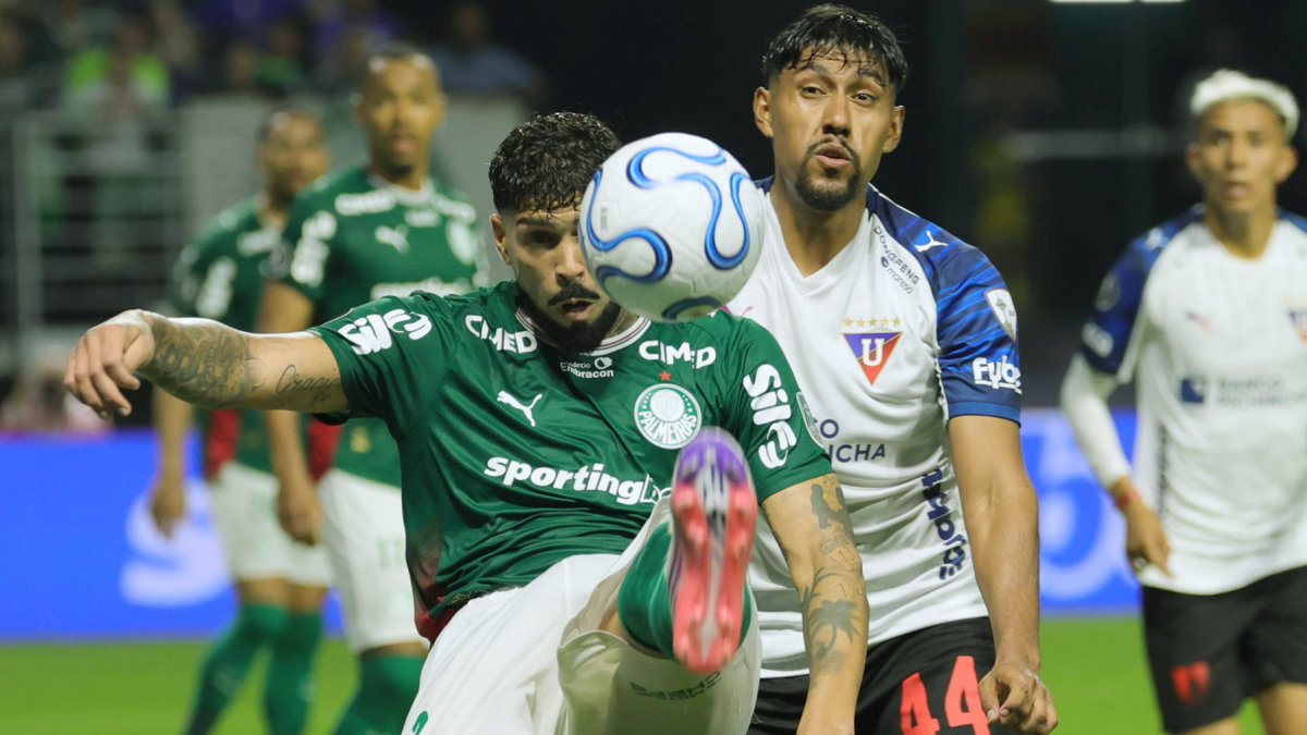 Jugador de Palmeiras disputa el balón con Luis Segovia.